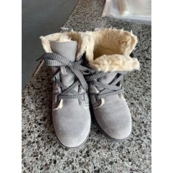 Bearpaw Women's SZ 7 Justine Suede Upper Wool Lined Sheepskin Footbed TPR Outsol - Picture 2 of 16